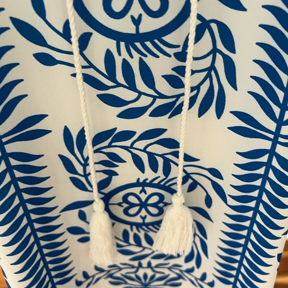 Beautiful Blue and White V-Neck 3/4 Sleeve Dress Size Medium - Picture 9 of 9